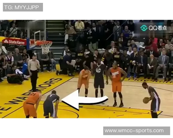 大球后退失足鞋子滑落意外摔倒引发全场哄笑的囧事